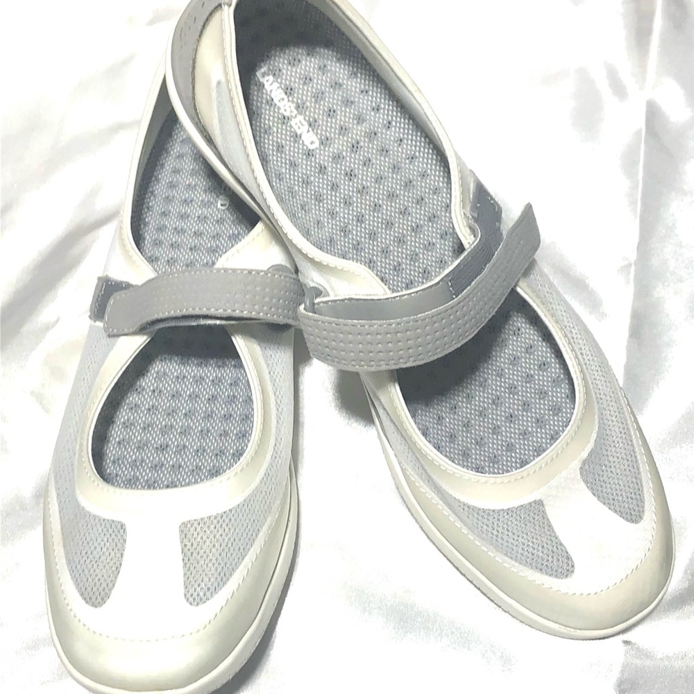 Lands End Women’s canvas Velcro fastened shoe. Size 10